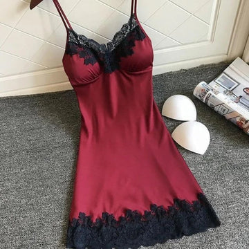 Chemise de nuit en satin avec dentelle